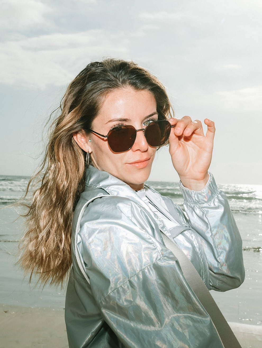 Woman wearing Lentes Corvus sunglasses