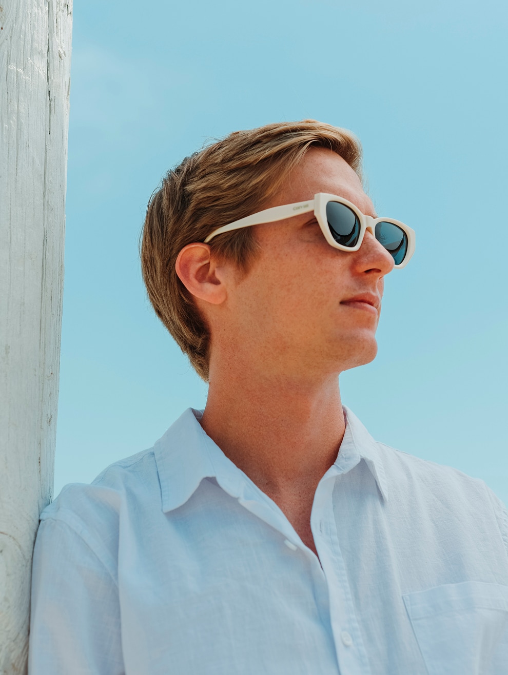 Man wearing Lentes Corvus sunglasses