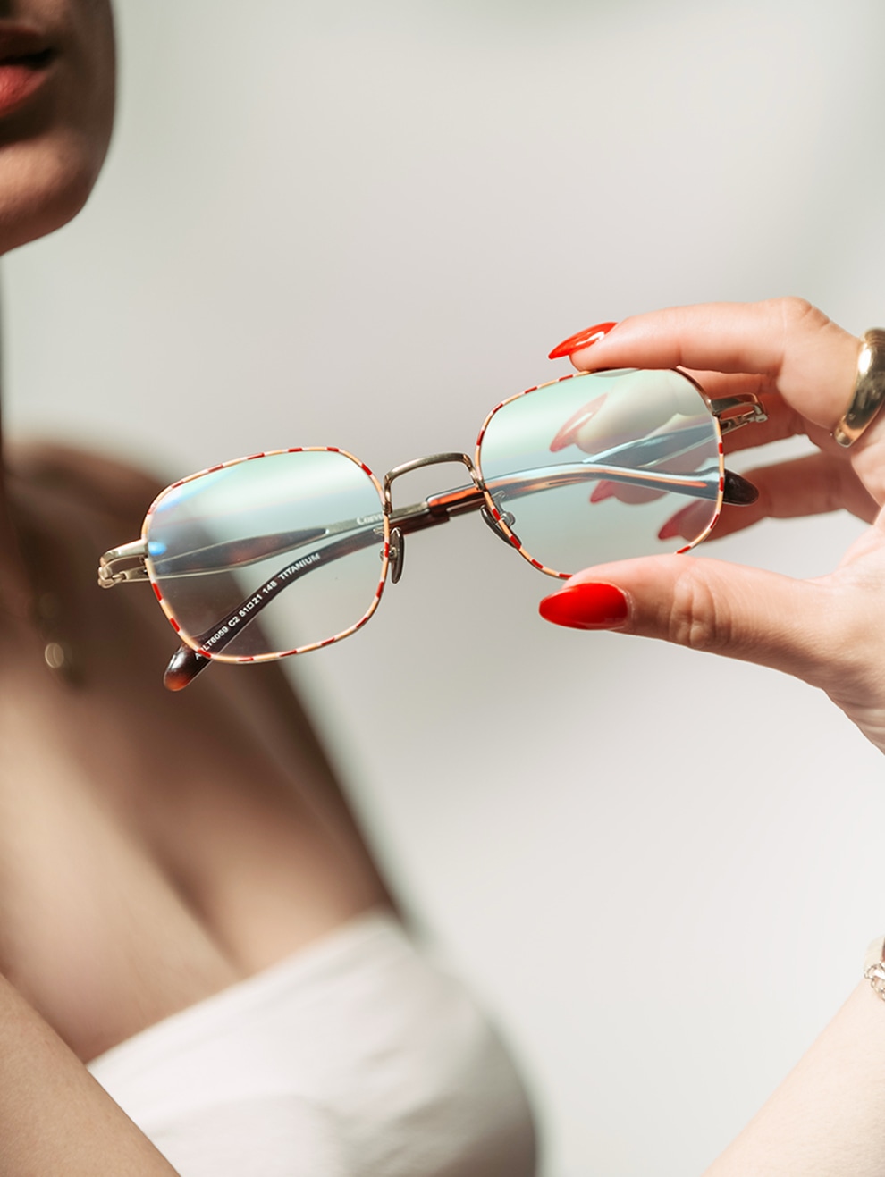 Hand holding Lentes Corvus glasses